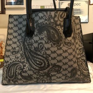 Michael Kors purse w/bag. Very good condition
